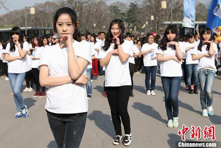 女子在酒吧遭陌生男子摸头